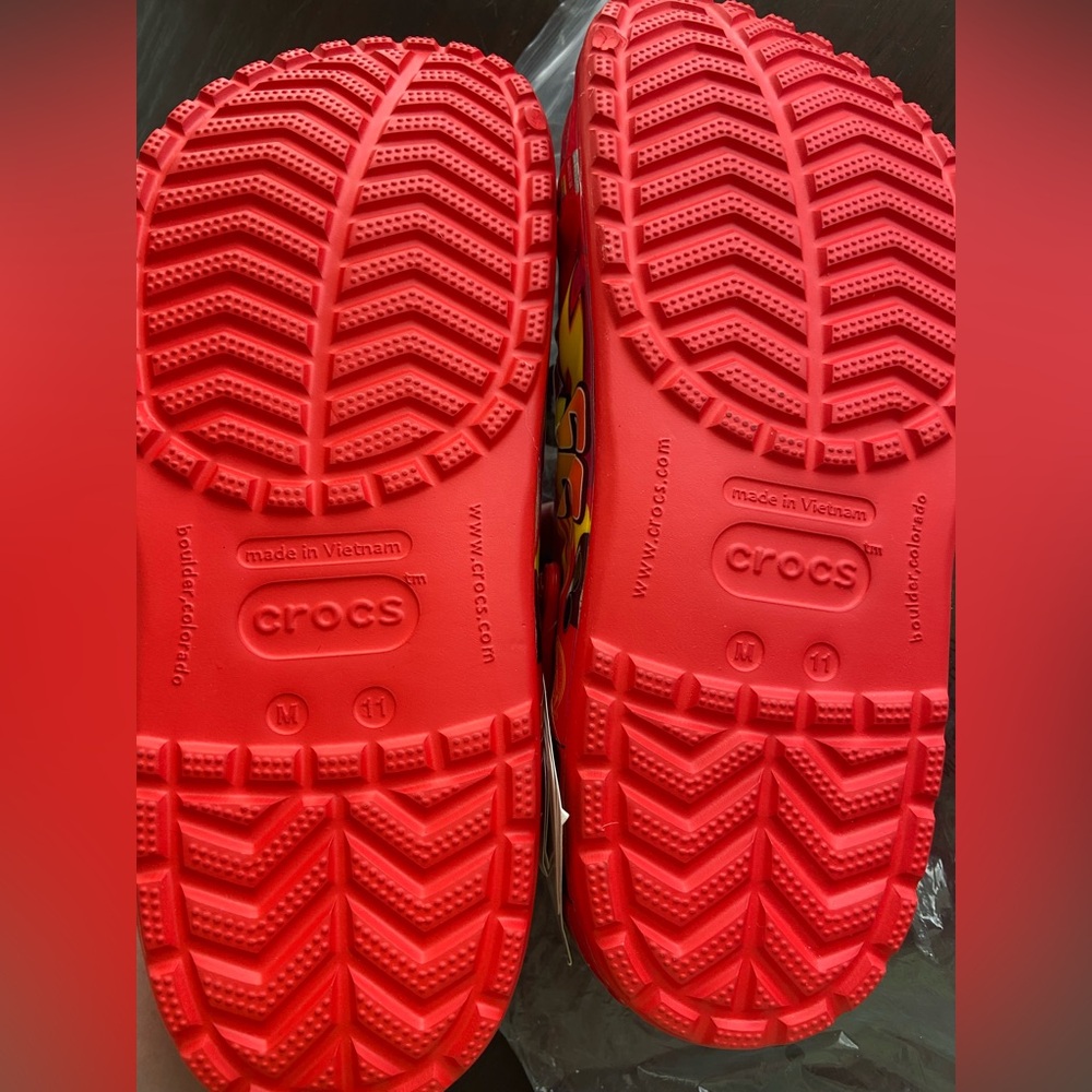 New Crocs X Disney Pixar Cars Lightning McQueen Classic Clogs Size 11 M FLAW - Picture 12 of 15